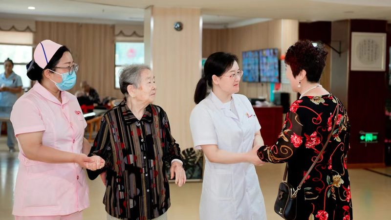 在选择养老护理员培训项目时，应注意以下几点：