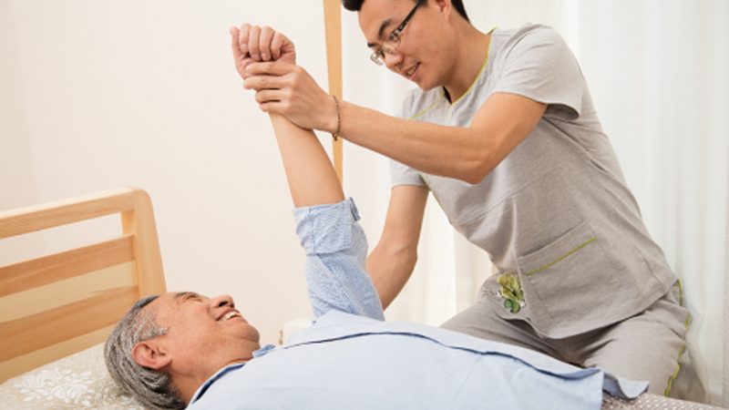 成都失能老人护理：关键环节与注意事项**