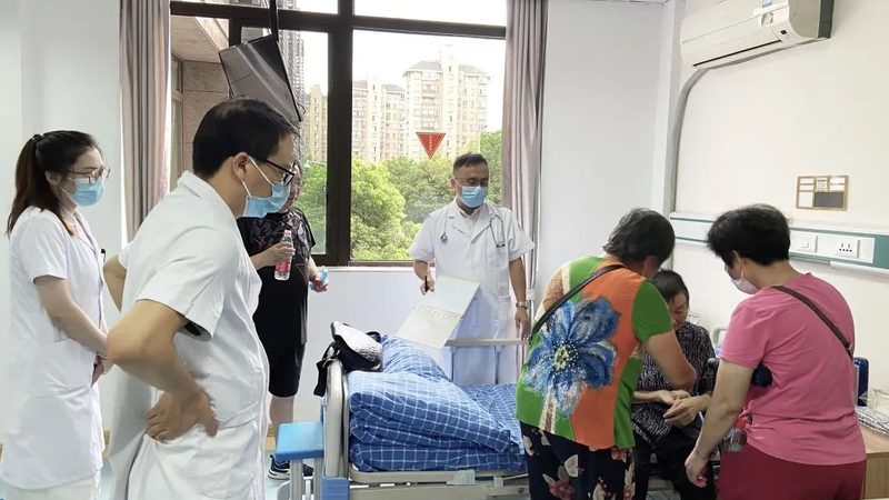 失能老人专用护理床：规格背后的护理智慧**